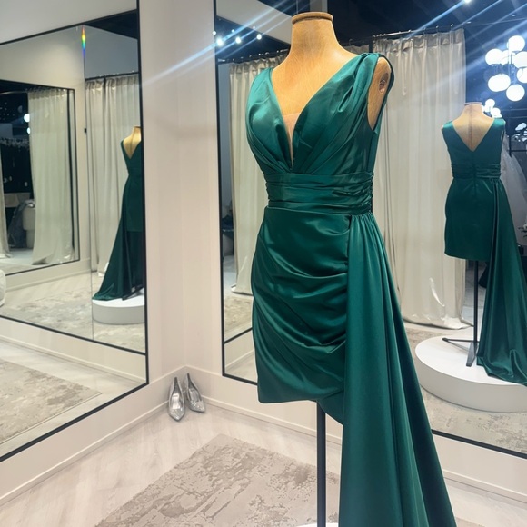 Emerald green v-neck evening dress - Picture 2 of 3
